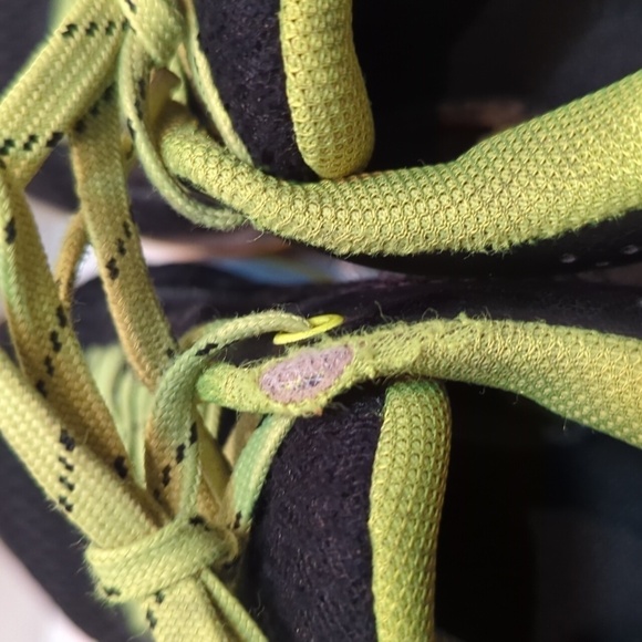 Under Armour Youth Curry Black/Green Boy's Sneakers Size 4Y - Picture 9 of 13